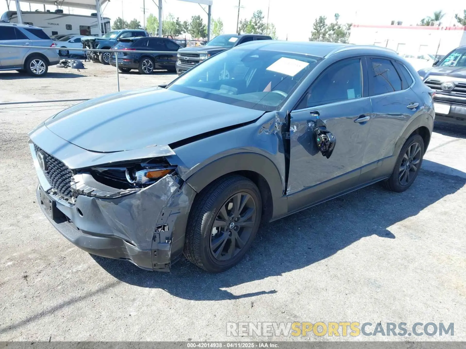2 fotografías del automóvil dañado 3MVDMBCM6RM721139 MAZDA CX-30 2024
