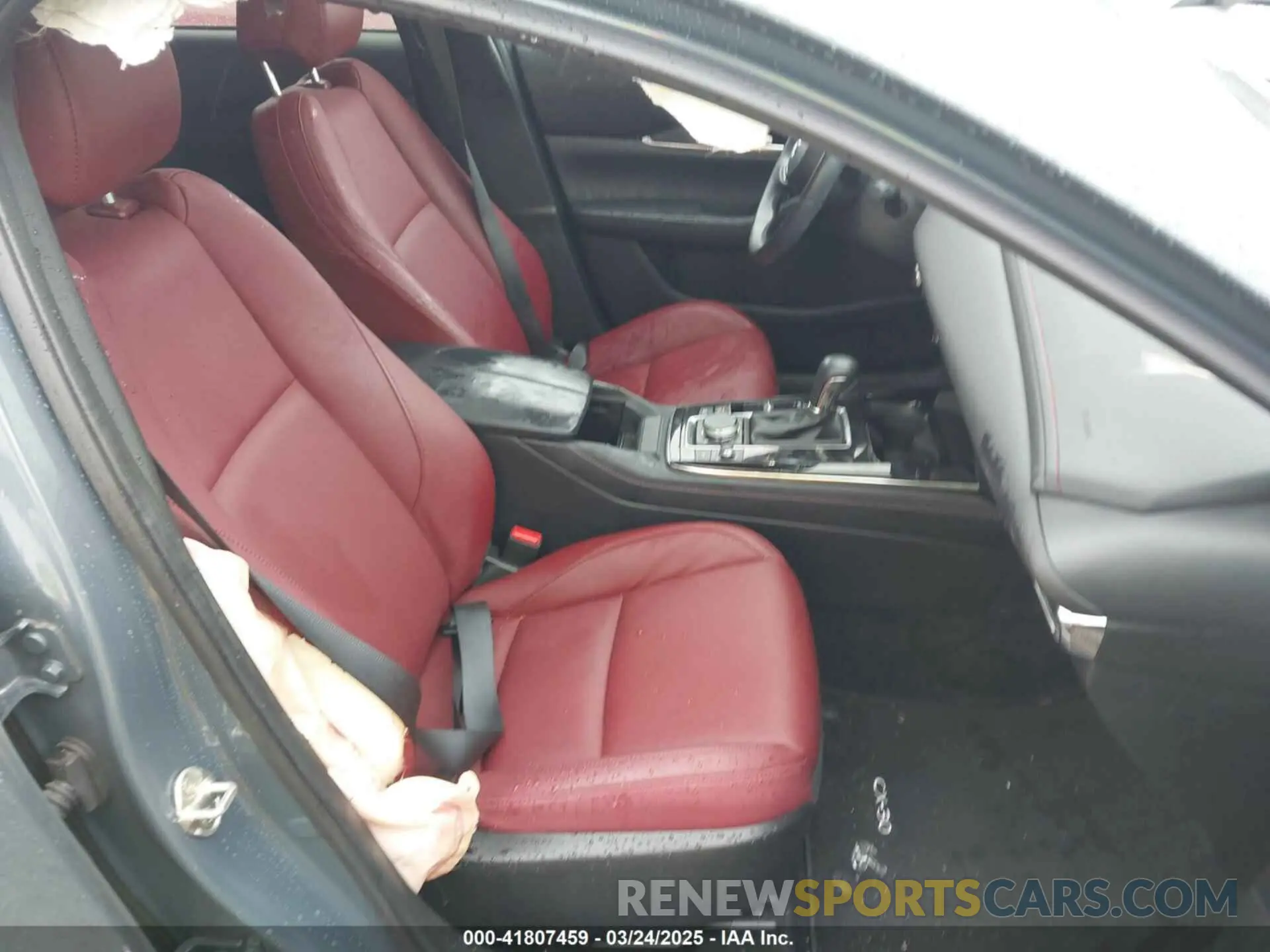 5 fotografías del automóvil dañado 3MVDMBCM7RM606050 MAZDA CX-30 2024
