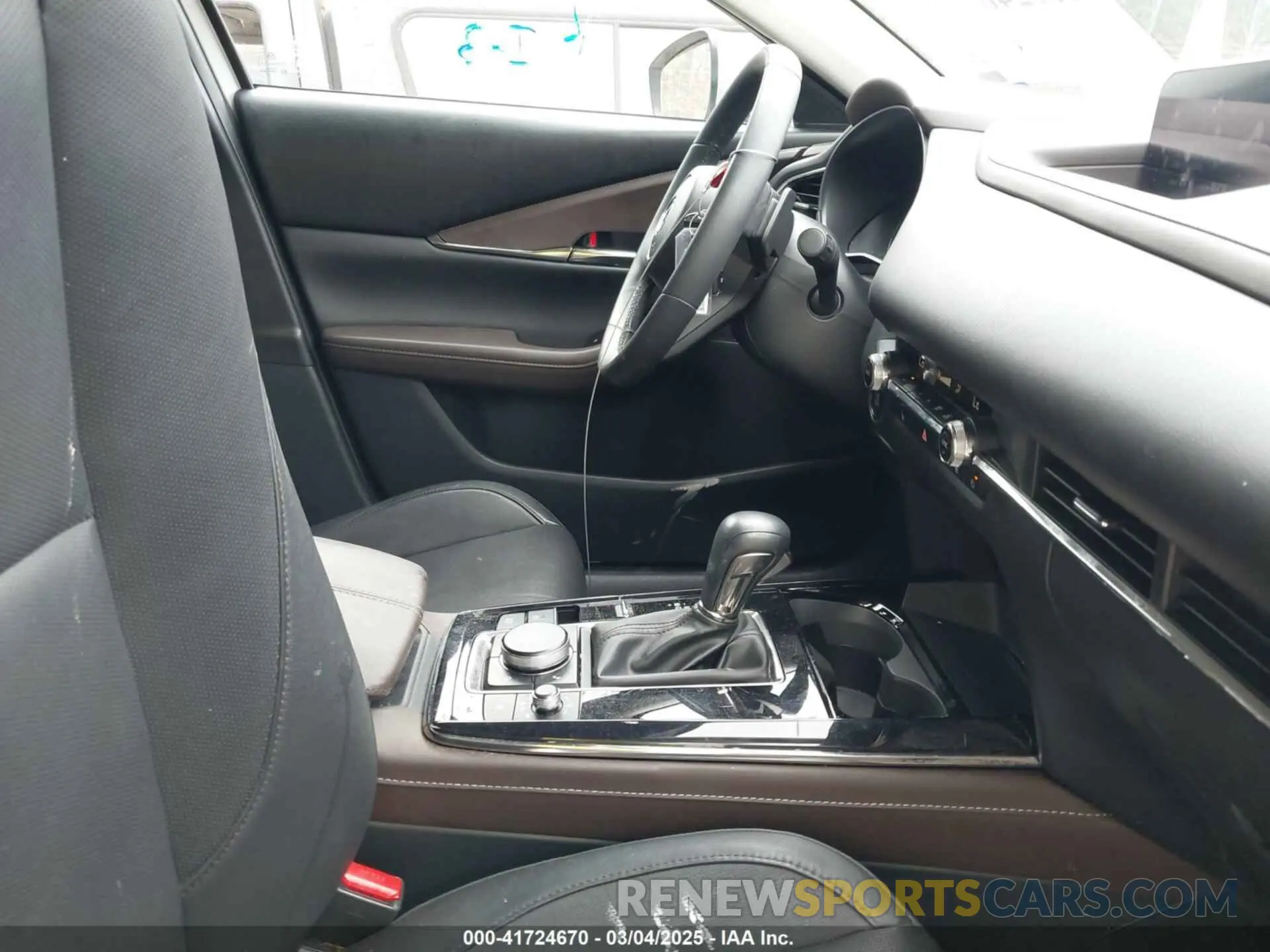 5 fotografías del automóvil dañado 3MVDMBDM1RM647840 MAZDA CX-30 2024