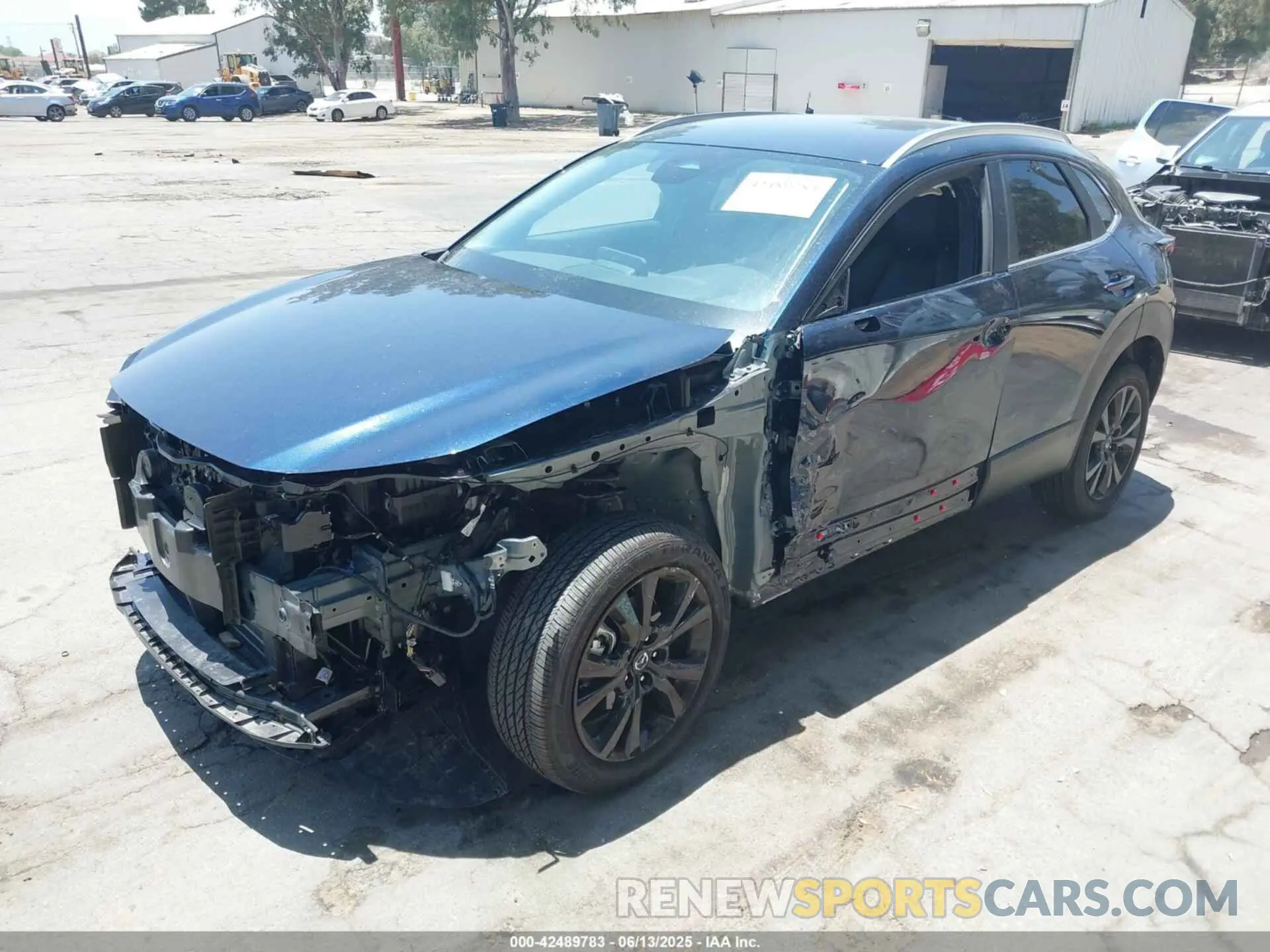 2 fotografías del automóvil dañado 3MVDMBBM1SM792238 MAZDA CX-30 2025