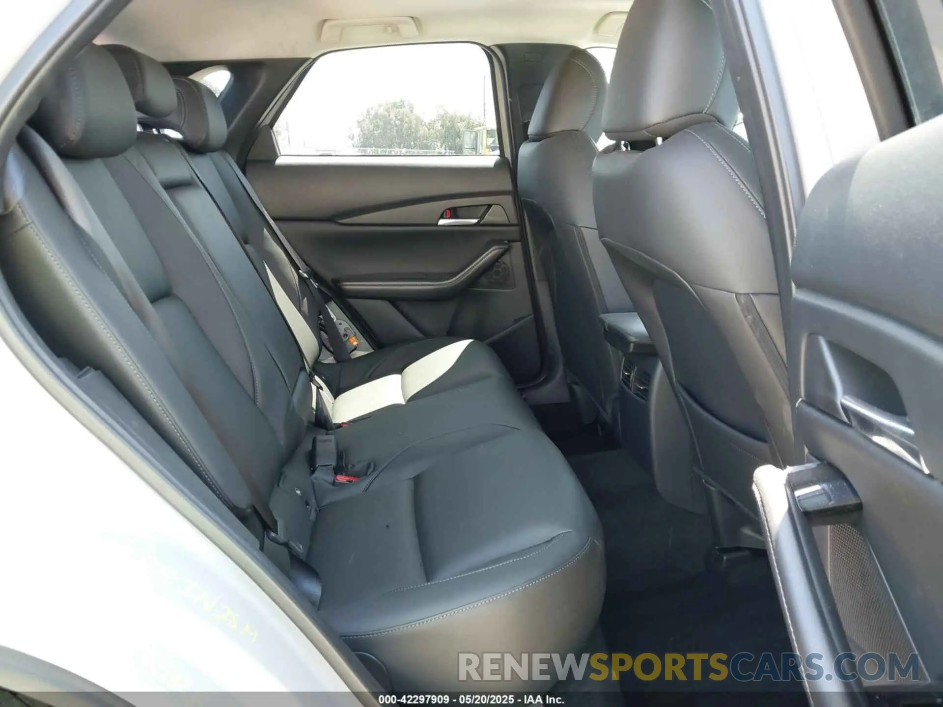 8 fotografías del automóvil dañado 3MVDMBCM8SM830272 MAZDA CX-30 2025