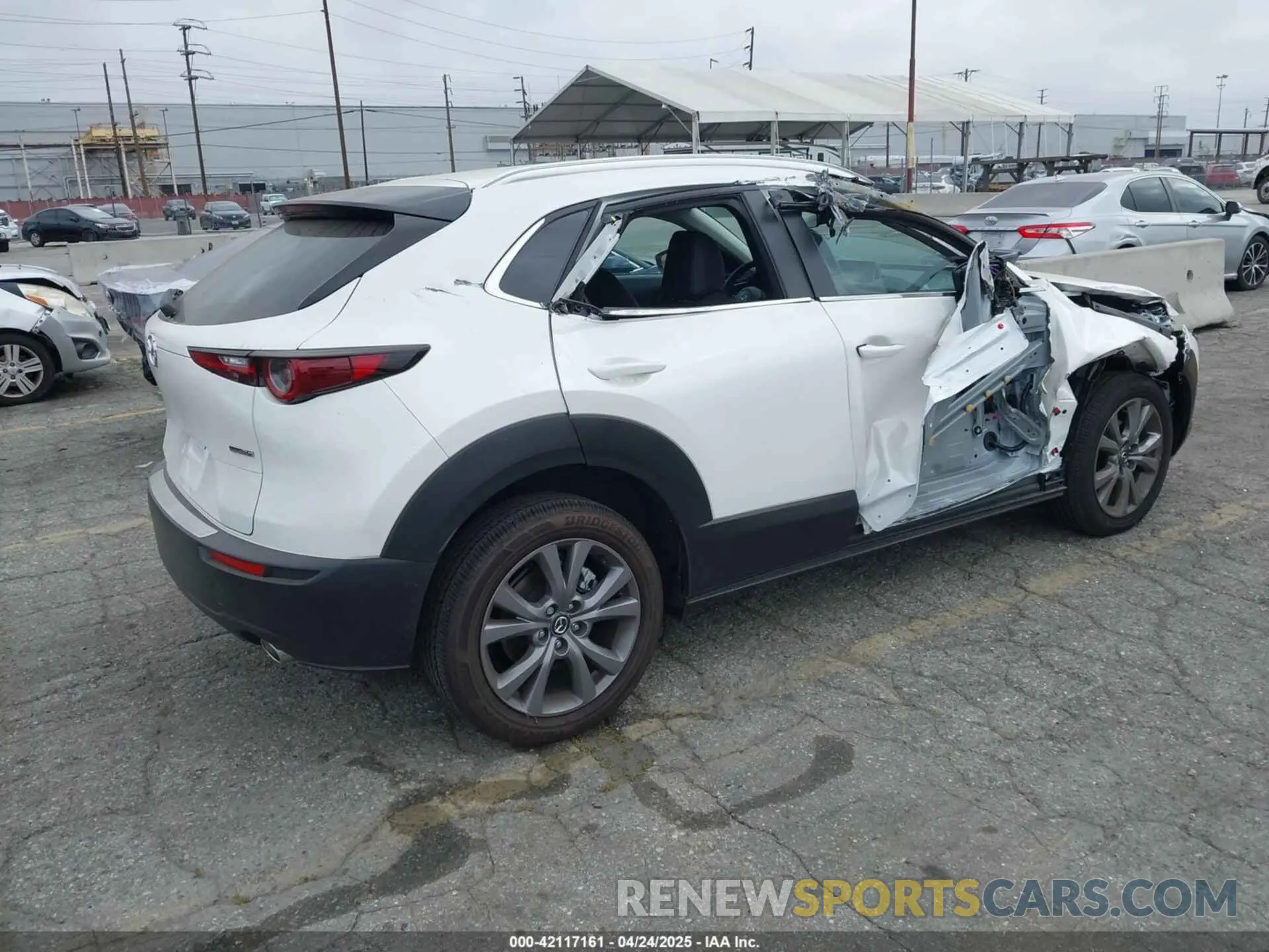 4 fotografías del automóvil dañado 3MVDMBCMXSM768048 MAZDA CX-30 2025