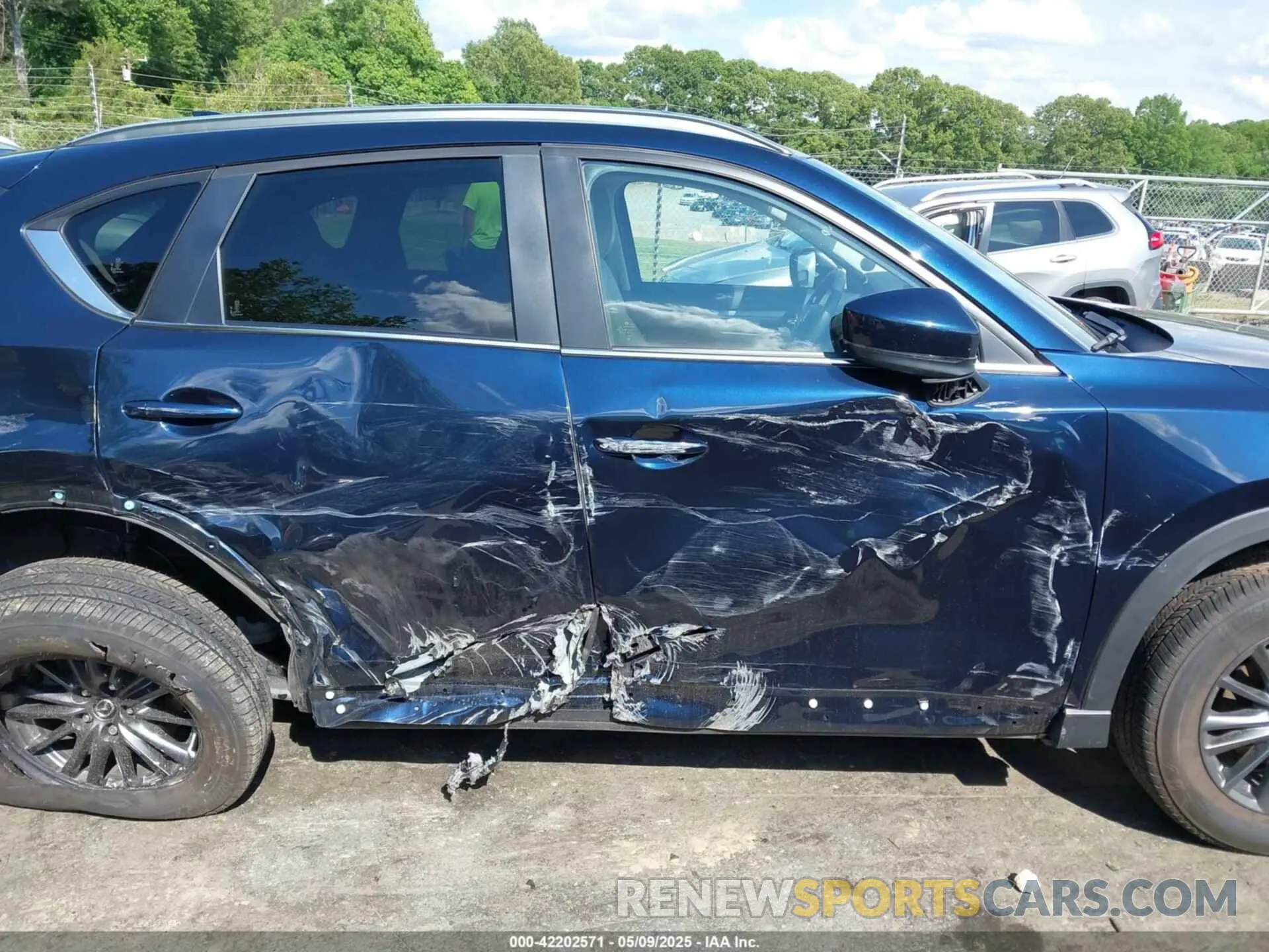 12 fotografías del automóvil dañado JM3KFACM7K1587961 MAZDA CX-5 2019