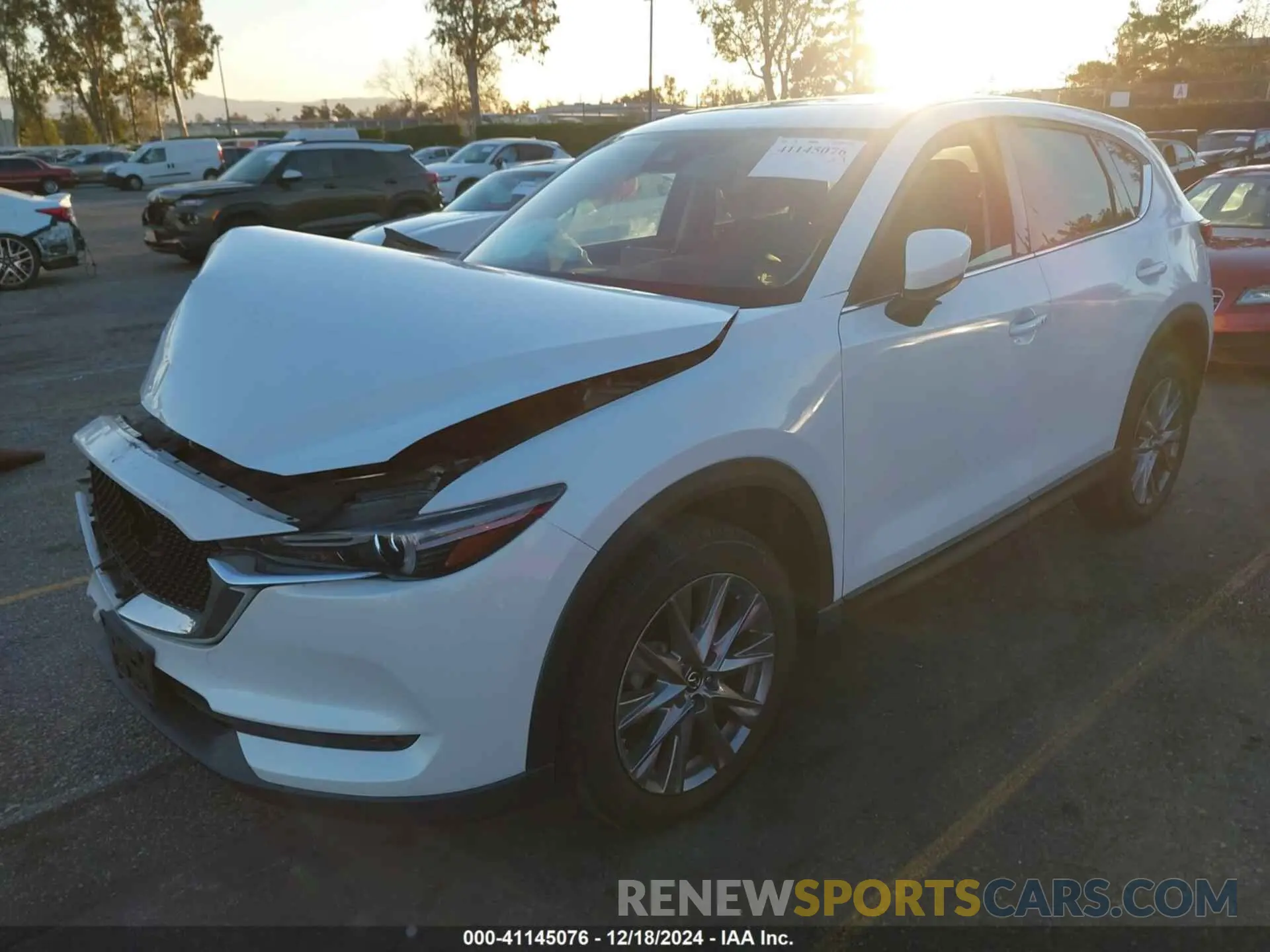 2 fotografías del automóvil dañado JM3KFADM2K1654321 MAZDA CX-5 2019