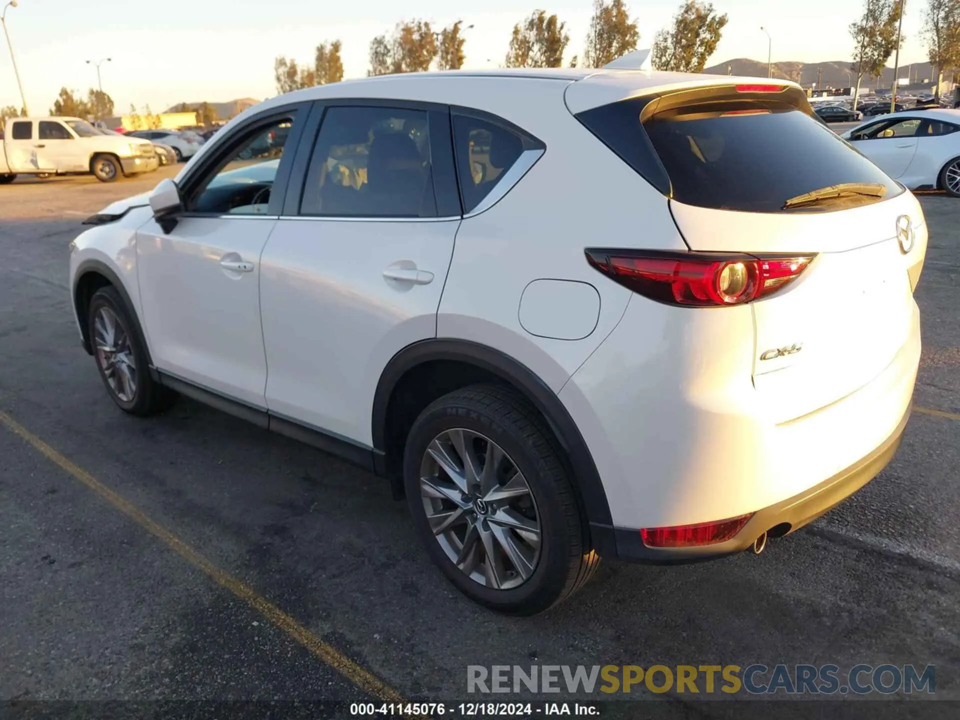 3 fotografías del automóvil dañado JM3KFADM2K1654321 MAZDA CX-5 2019