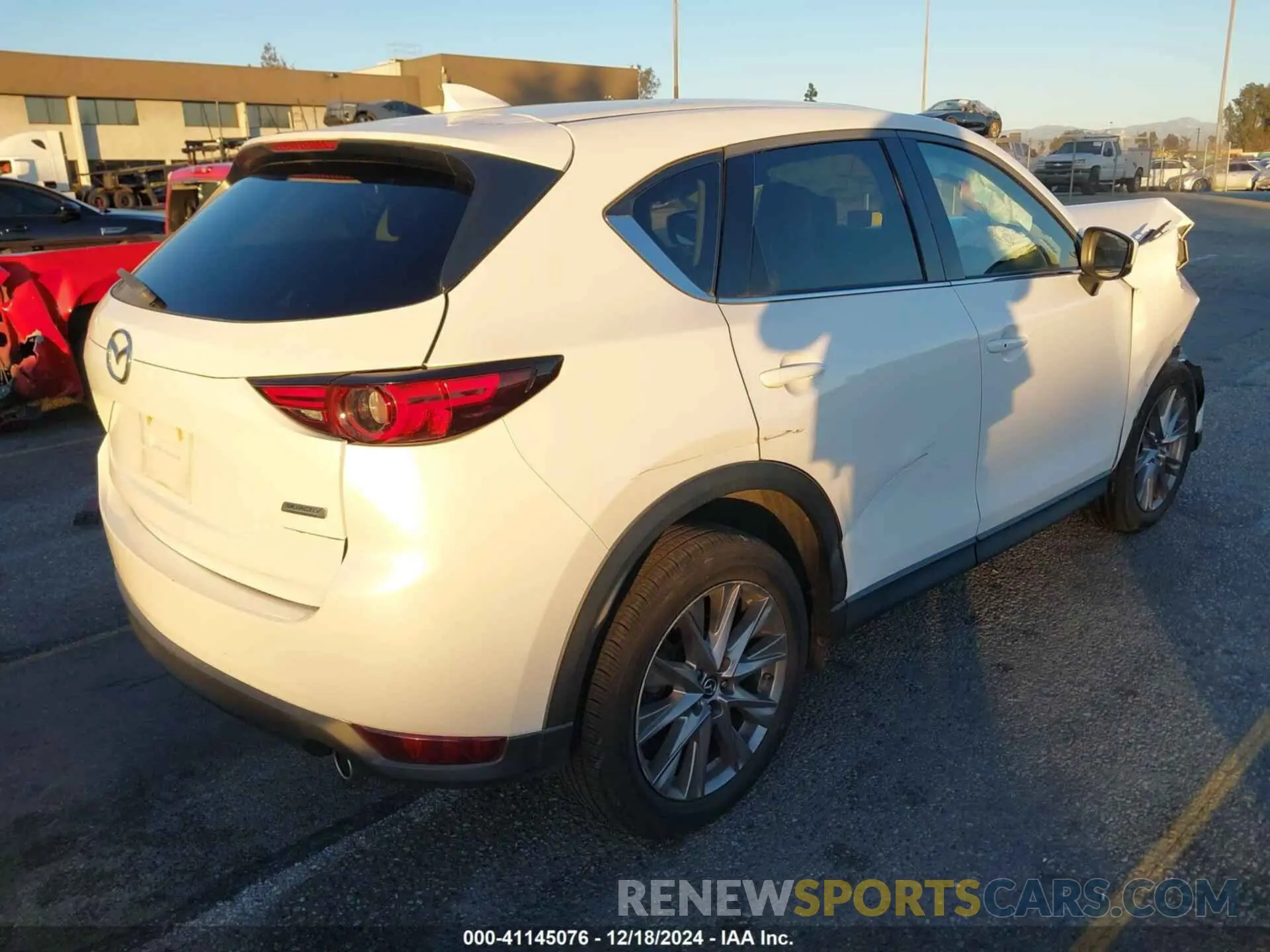 4 fotografías del automóvil dañado JM3KFADM2K1654321 MAZDA CX-5 2019