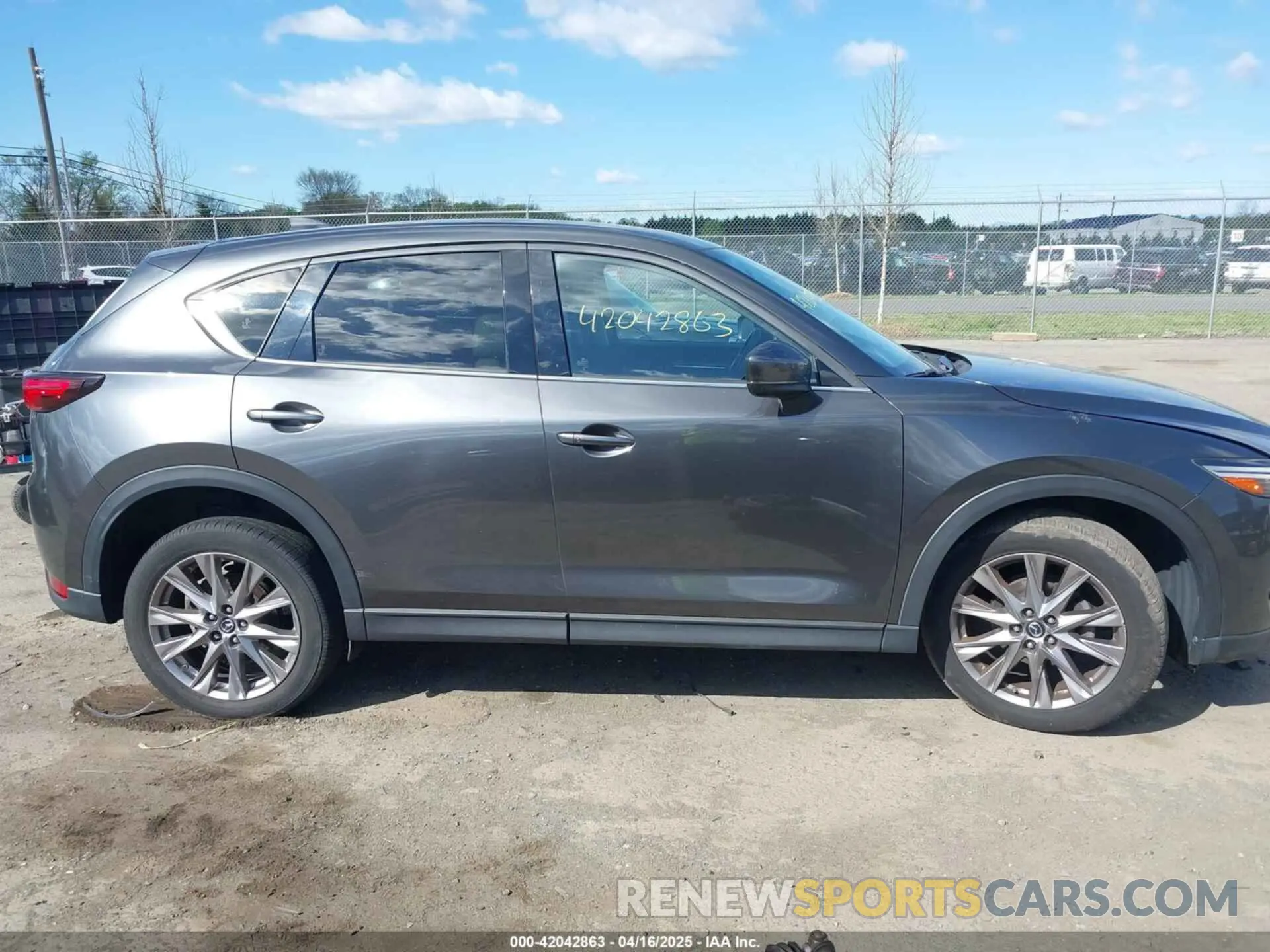 13 fotografías del automóvil dañado JM3KFBDM1K0540001 MAZDA CX-5 2019