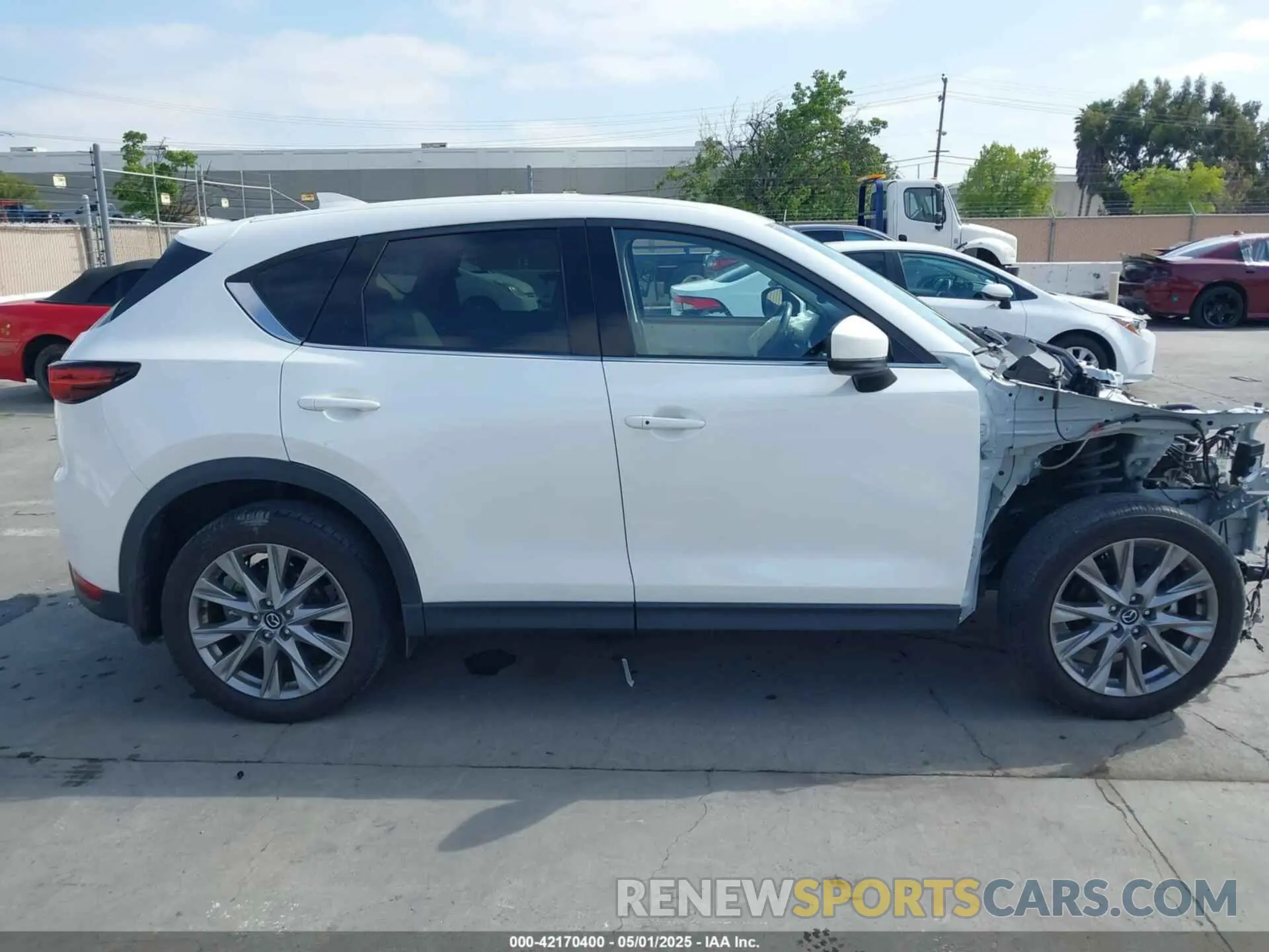14 fotografías del automóvil dañado JM3KFADM0L0859059 MAZDA CX-5 2020