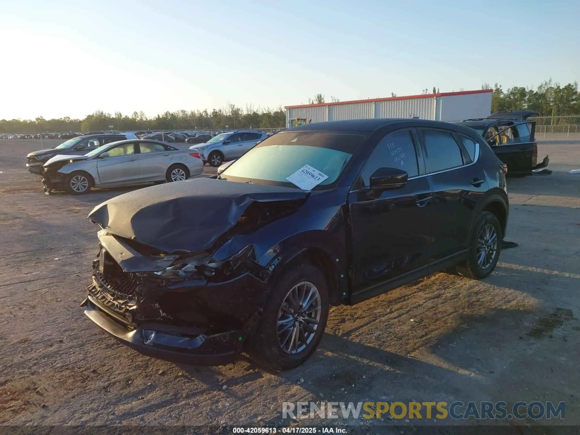 2 fotografías del automóvil dañado JM3KFACM2M0450340 MAZDA CX-5 2021