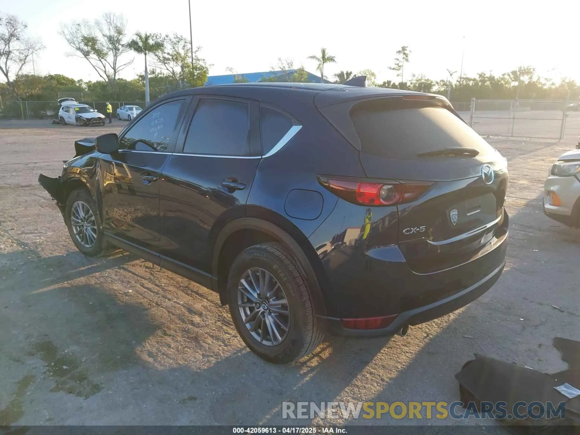 3 fotografías del automóvil dañado JM3KFACM2M0450340 MAZDA CX-5 2021