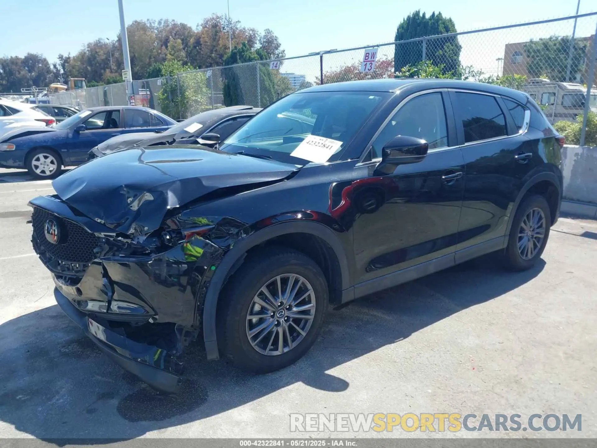 2 fotografías del automóvil dañado JM3KFACM6M0350192 MAZDA CX-5 2021