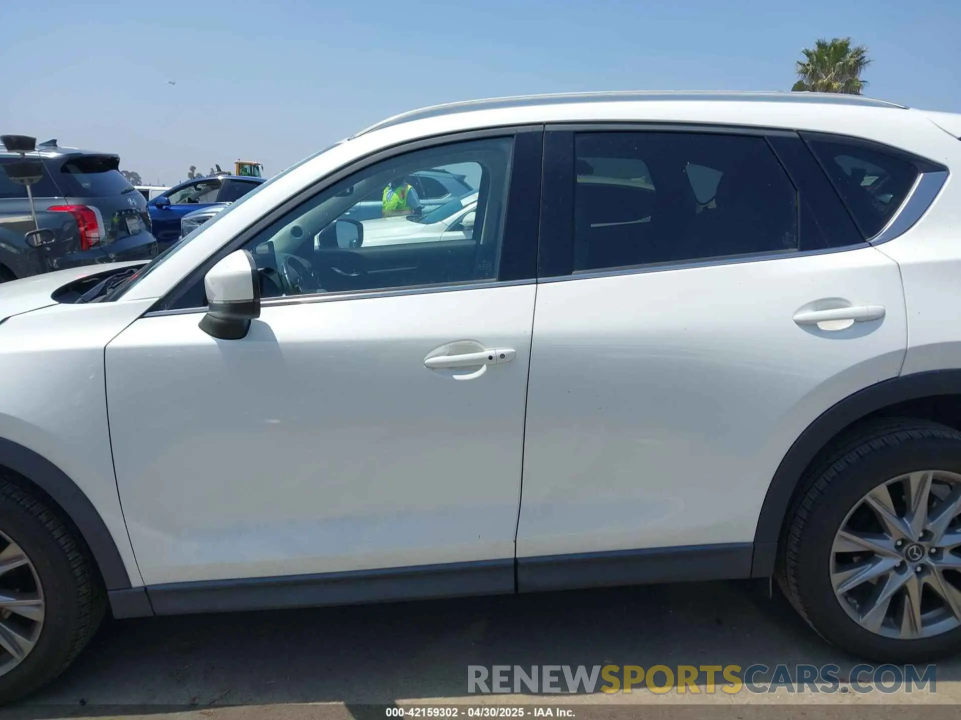 14 fotografías del automóvil dañado JM3KFADM5M0403849 MAZDA CX-5 2021