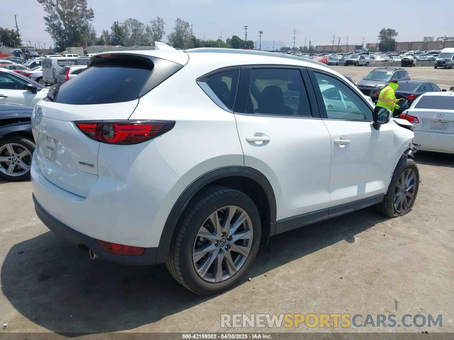 4 fotografías del automóvil dañado JM3KFADM5M0403849 MAZDA CX-5 2021