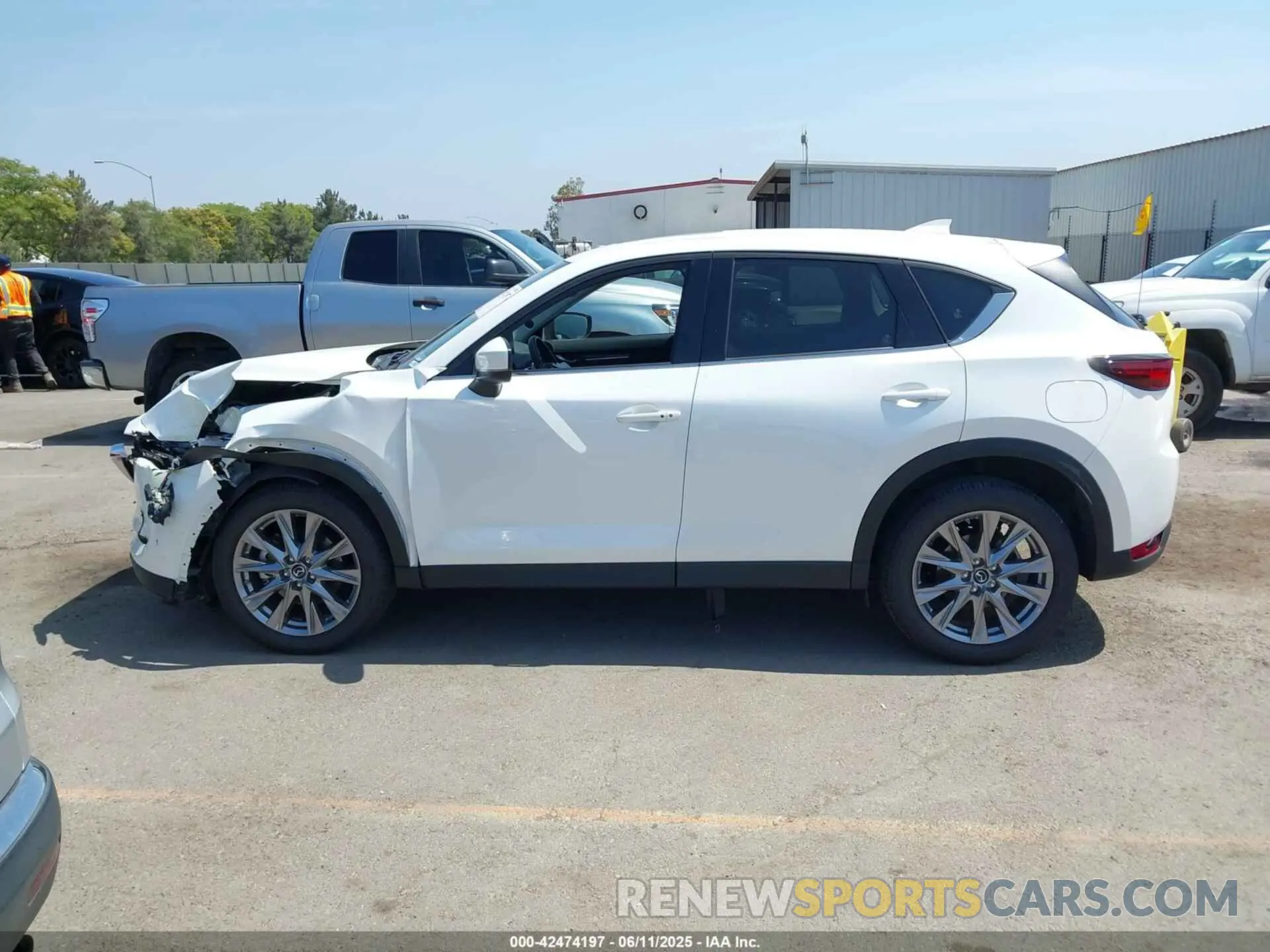 14 fotografías del automóvil dañado JM3KFBAYXM0405710 MAZDA CX-5 2021