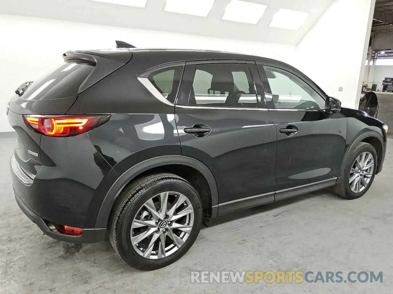 3 fotografías del automóvil dañado JM3KFBDM6M0487606 MAZDA CX-5 2021