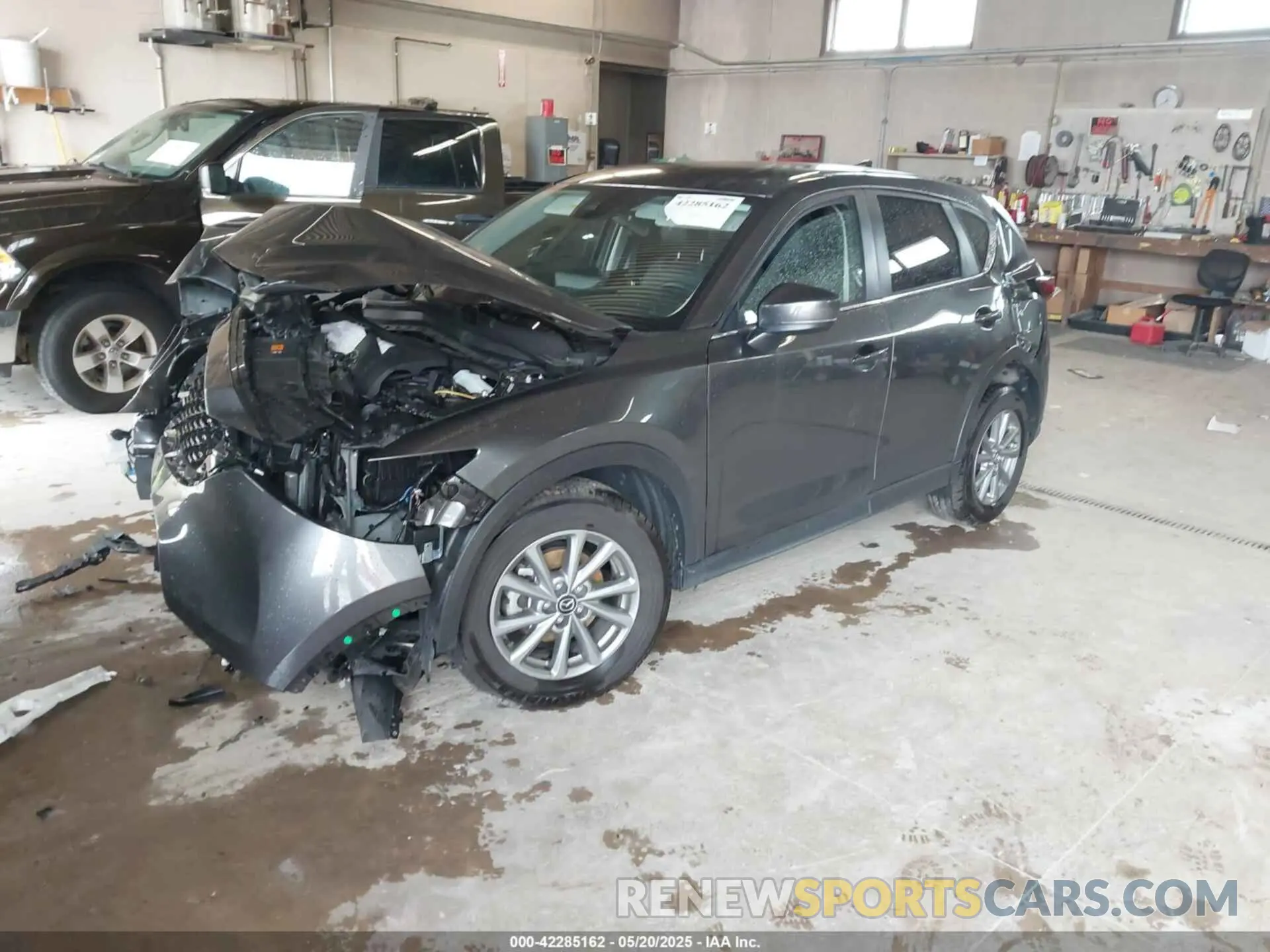2 fotografías del automóvil dañado JM3KFBBM6P0103752 MAZDA CX-5 2023