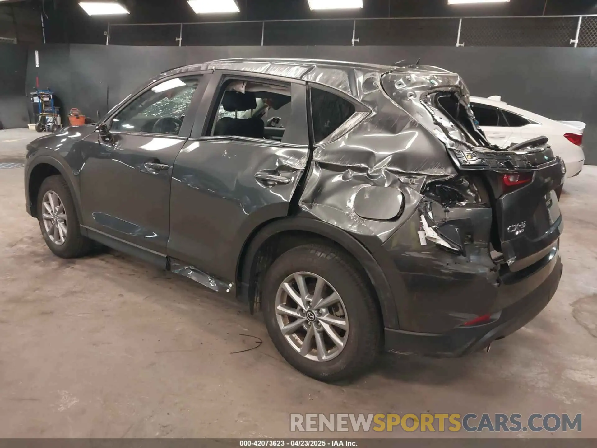3 fotografías del automóvil dañado JM3KFBBM8P0281677 MAZDA CX-5 2023