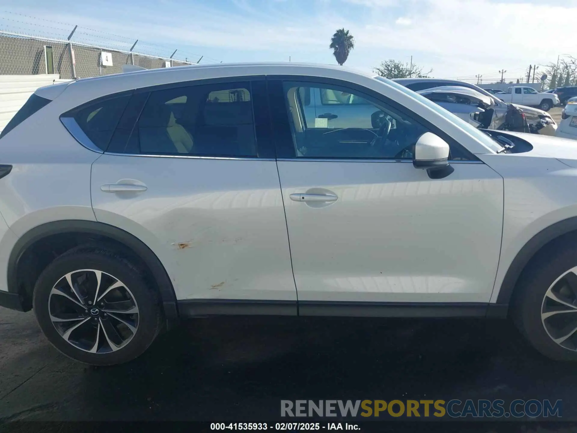 13 fotografías del automóvil dañado JM3KFBDM2P0283602 MAZDA CX-5 2023