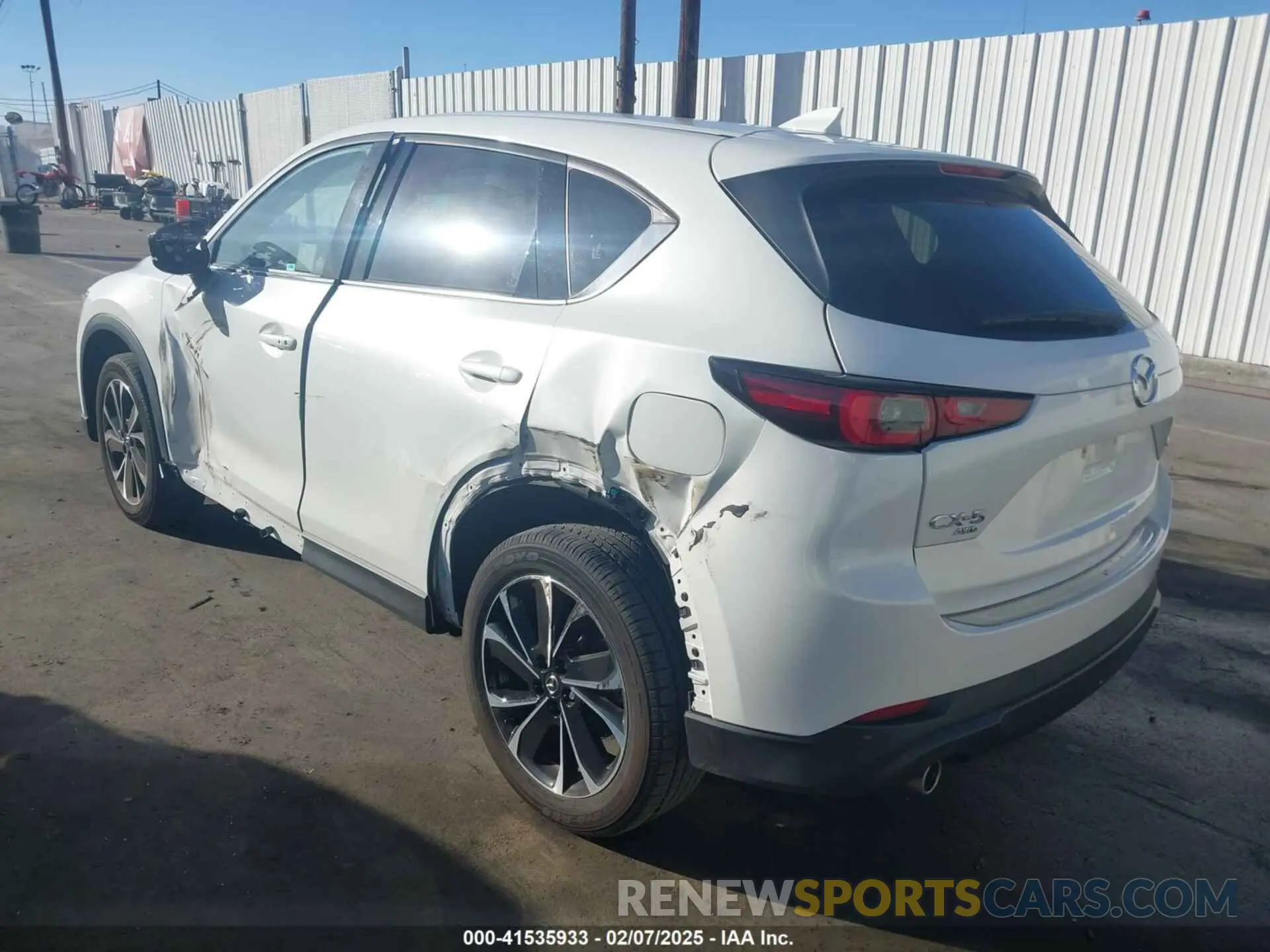 3 fotografías del automóvil dañado JM3KFBDM2P0283602 MAZDA CX-5 2023