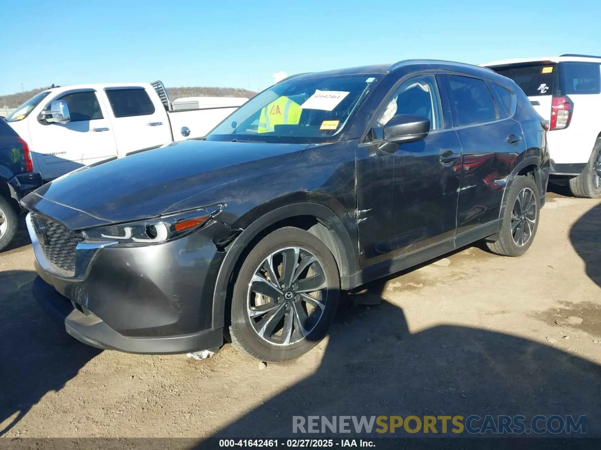 2 fotografías del automóvil dañado JM3KFBEM2P0163054 MAZDA CX-5 2023