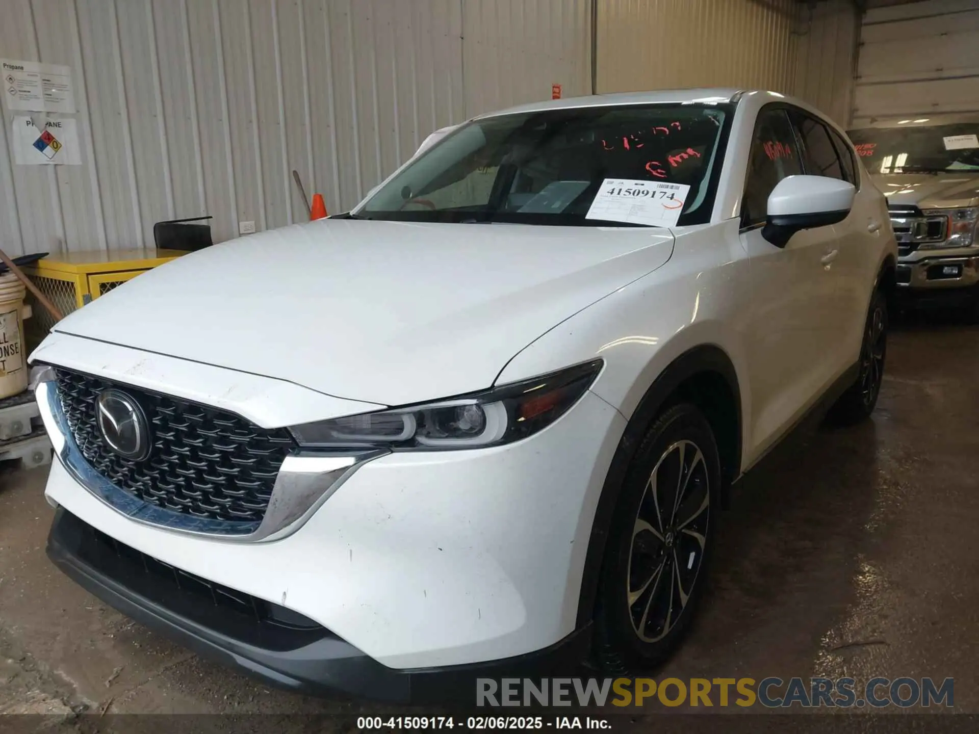 2 fotografías del automóvil dañado JM3KFBEM5P0258952 MAZDA CX-5 2023