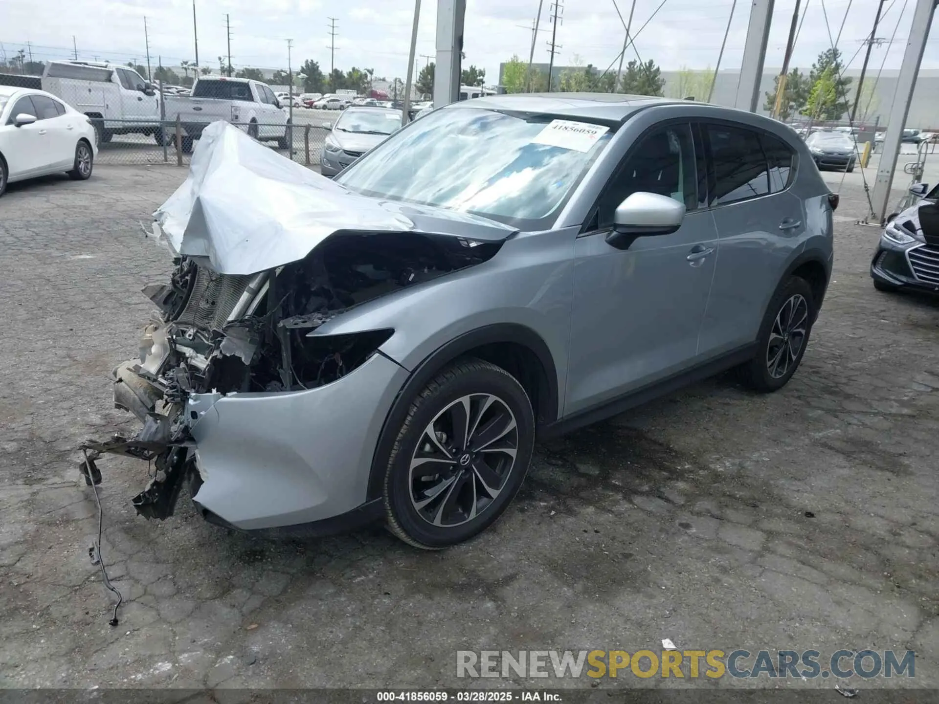 2 fotografías del automóvil dañado JM3KFBEM7P0192307 MAZDA CX-5 2023