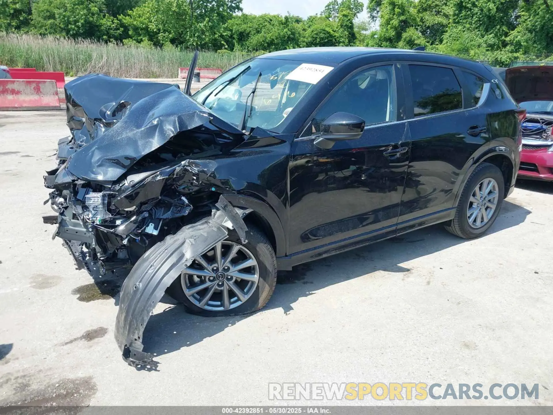 2 fotografías del automóvil dañado JM3KFBBM3R0367045 MAZDA CX-5 2024