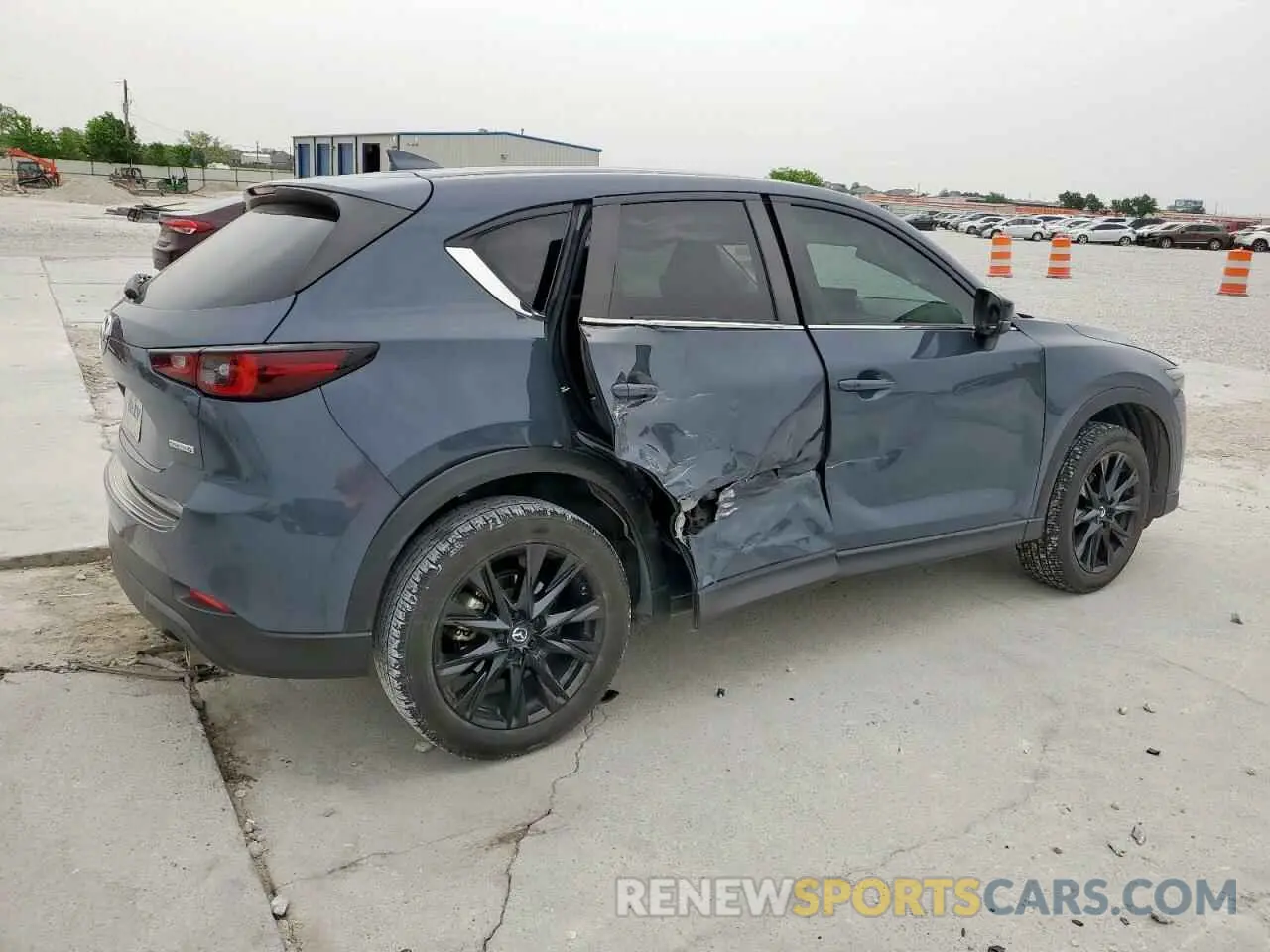 3 fotografías del automóvil dañado JM3KFBCM5N1578363 MAZDA CX-5 PREFE 2022