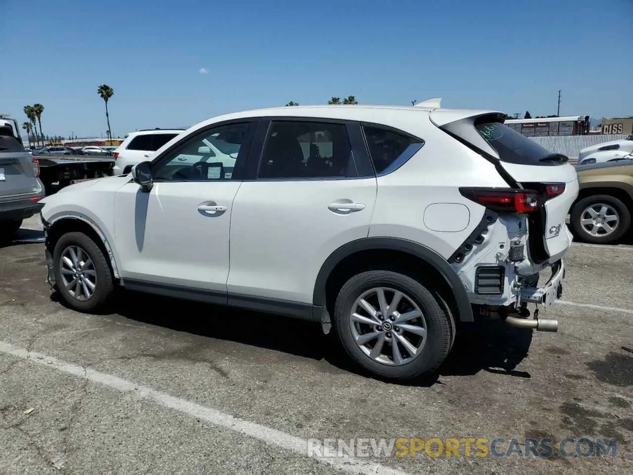 2 fotografías del automóvil dañado JM3KFBCM7P0272662 MAZDA CX-5 PREFE 2023
