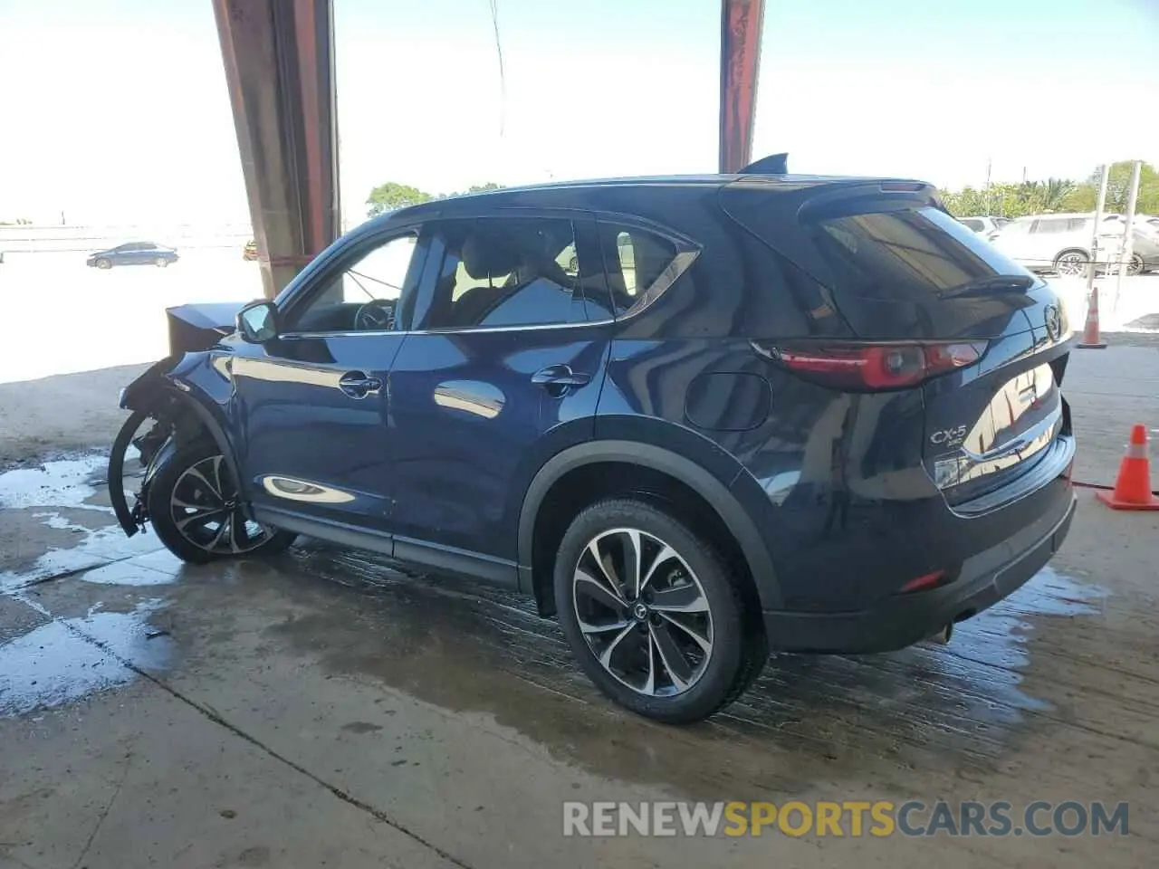 2 fotografías del automóvil dañado JM3KFBDM6P0261800 MAZDA CX-5 PREMI 2023