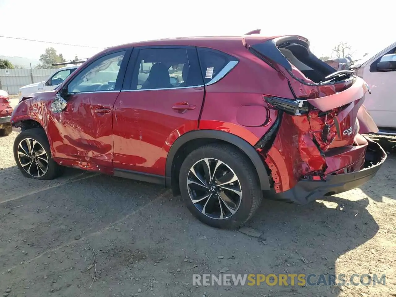 2 fotografías del automóvil dañado JM3KFBDM7P0192647 MAZDA CX-5 PREMI 2023