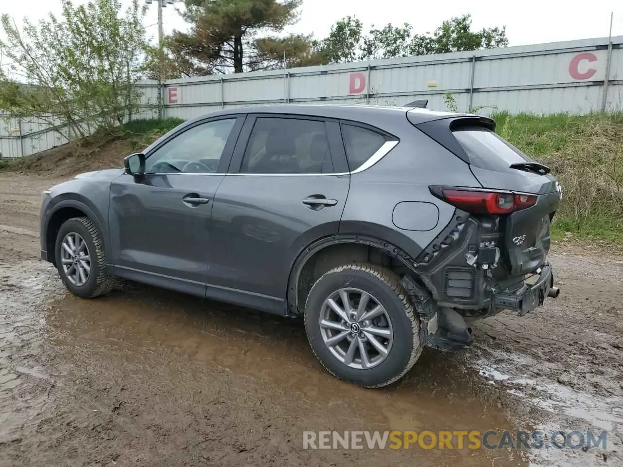 2 fotografías del automóvil dañado JM3KFBBM2N0545618 MAZDA CX-5 SELEC 2022