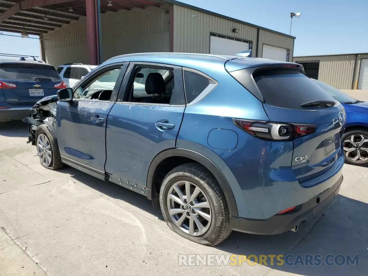 2 fotografías del automóvil dañado JM3KFBBMXN0561663 MAZDA CX-5 SELEC 2022