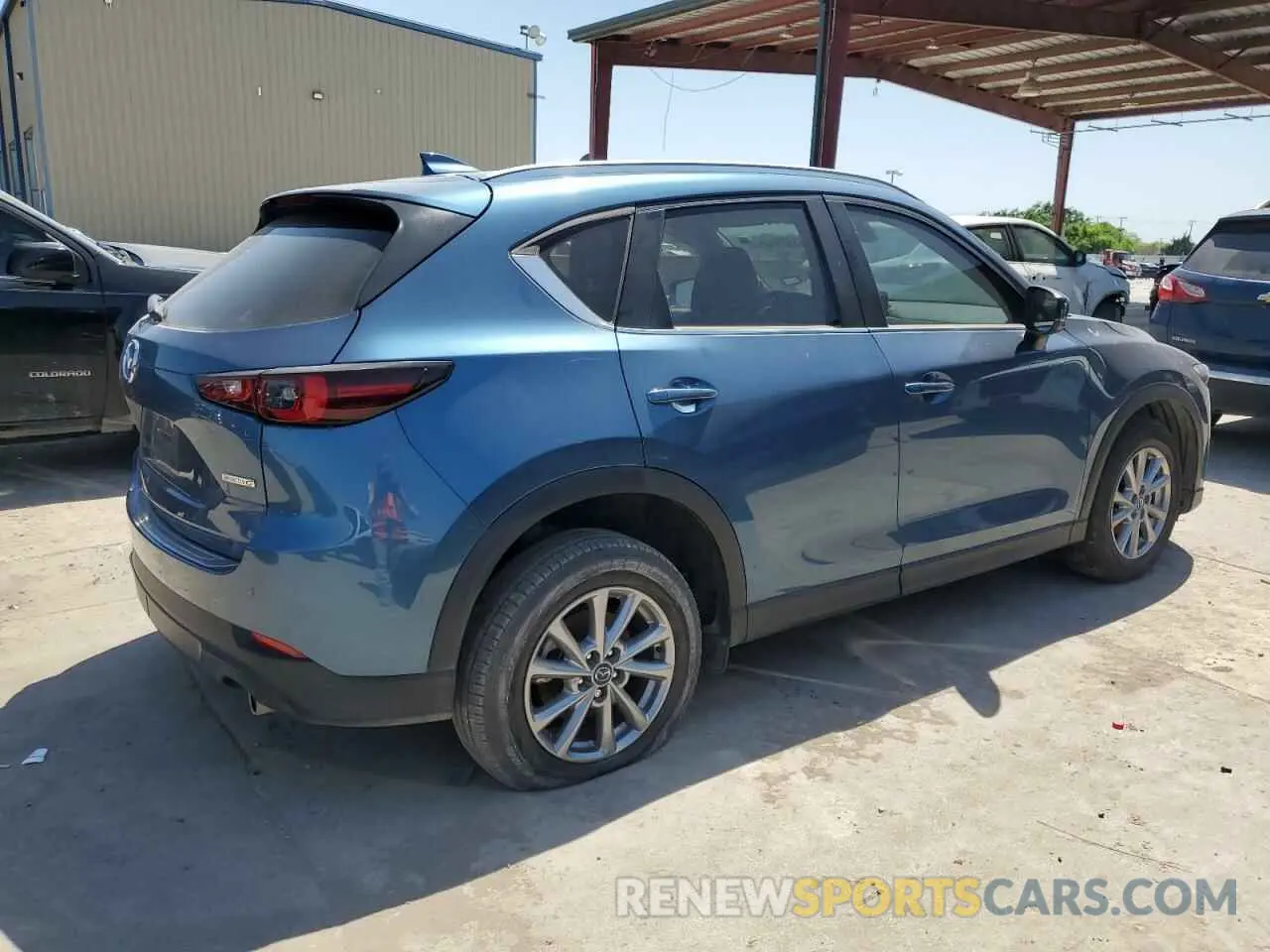 3 fotografías del automóvil dañado JM3KFBBMXN0561663 MAZDA CX-5 SELEC 2022