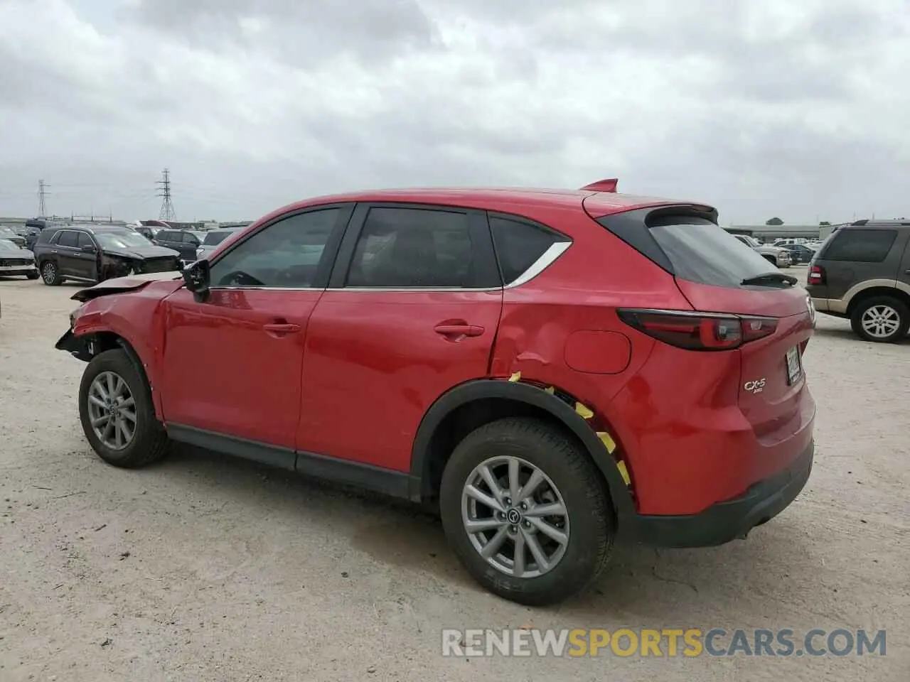 2 fotografías del automóvil dañado JM3KFBBM0P0286324 MAZDA CX-5 SELEC 2023