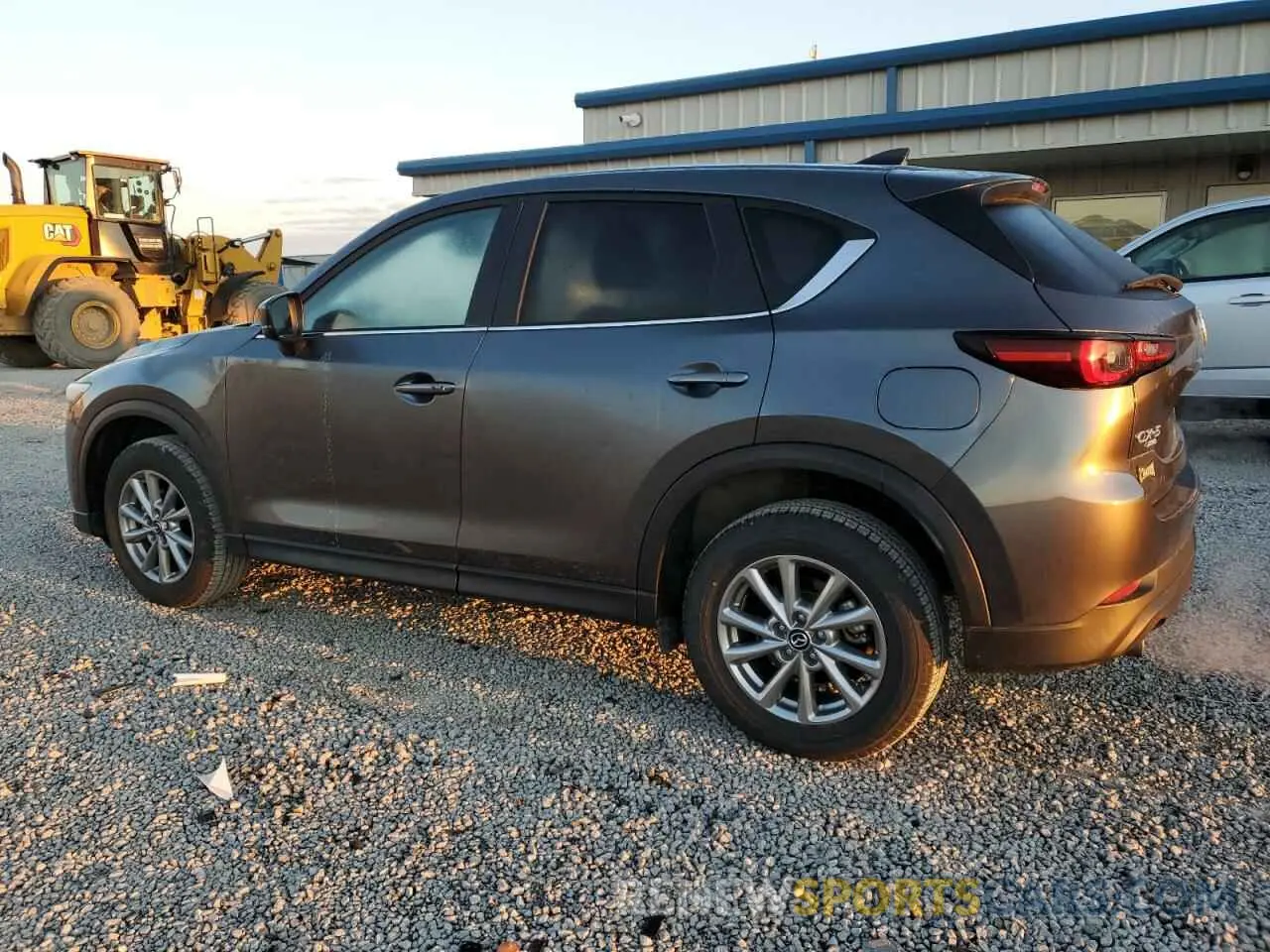 2 fotografías del automóvil dañado JM3KFBBM2P0144220 MAZDA CX-5 SELEC 2023