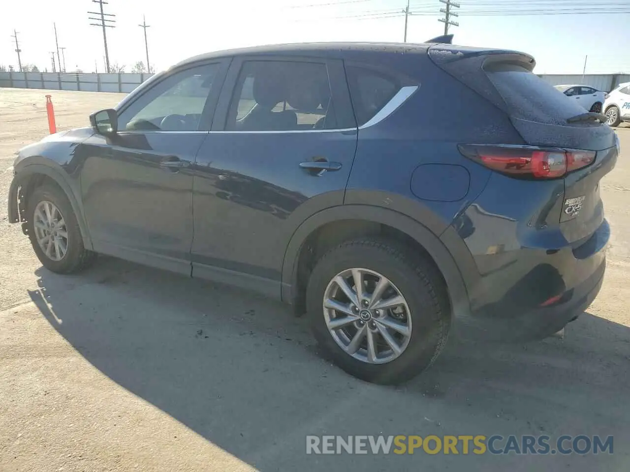 2 fotografías del automóvil dañado JM3KFBBM7P0143628 MAZDA CX-5 SELEC 2023