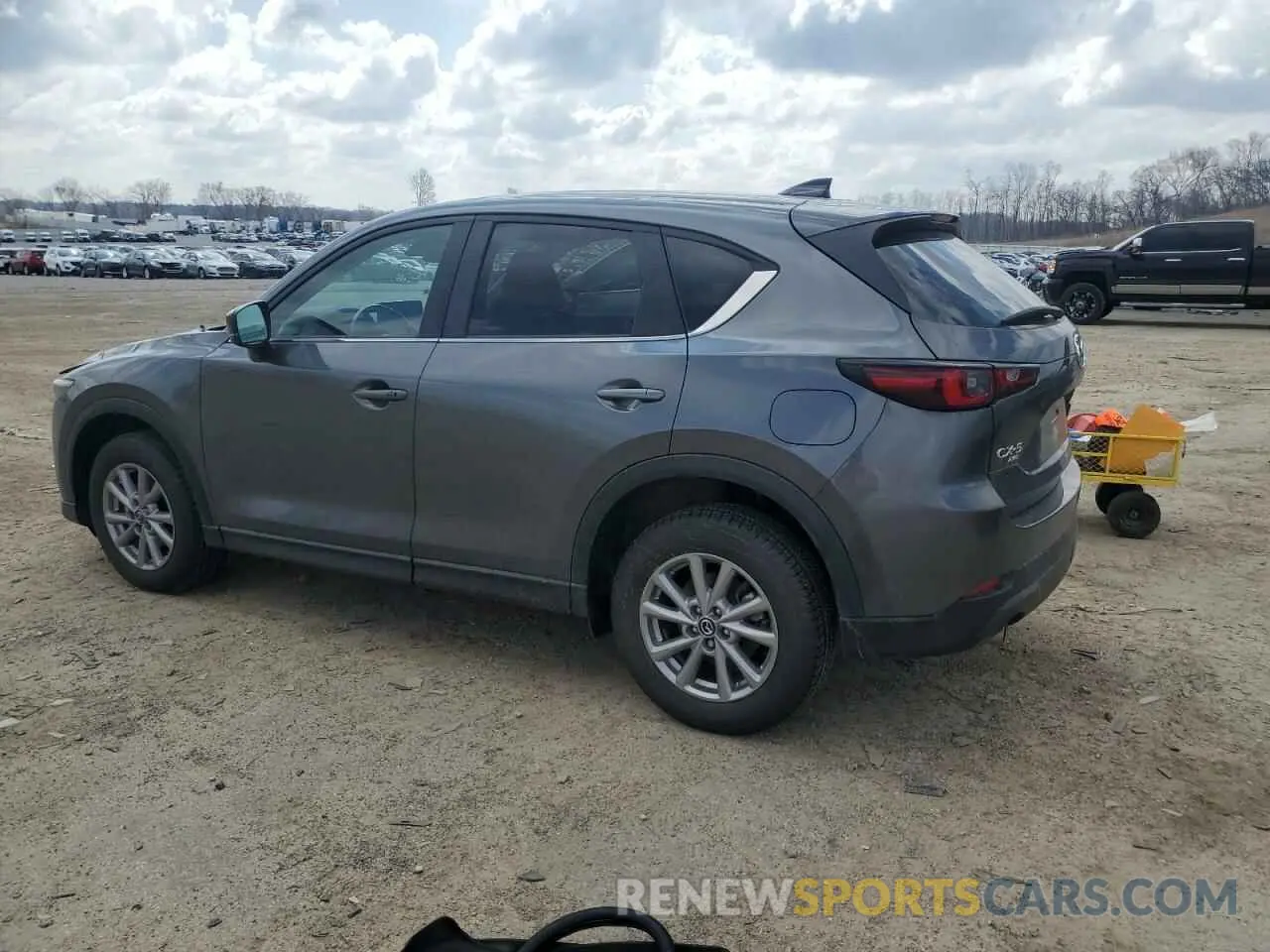 2 fotografías del automóvil dañado JM3KFBBMXP0147964 MAZDA CX-5 SELEC 2023