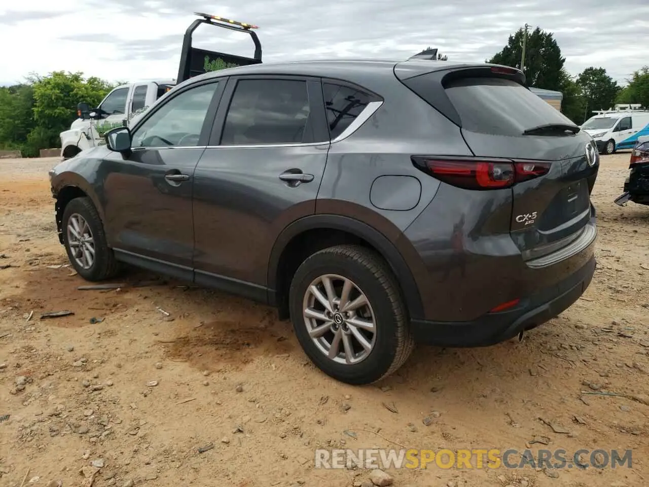 2 fotografías del automóvil dañado JM3KFBBMXP0209427 MAZDA CX-5 SELEC 2023