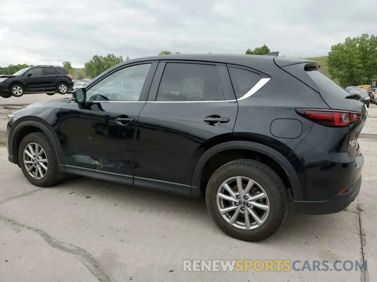 2 fotografías del automóvil dañado JM3KFBBMXP0223084 MAZDA CX-5 SELEC 2023