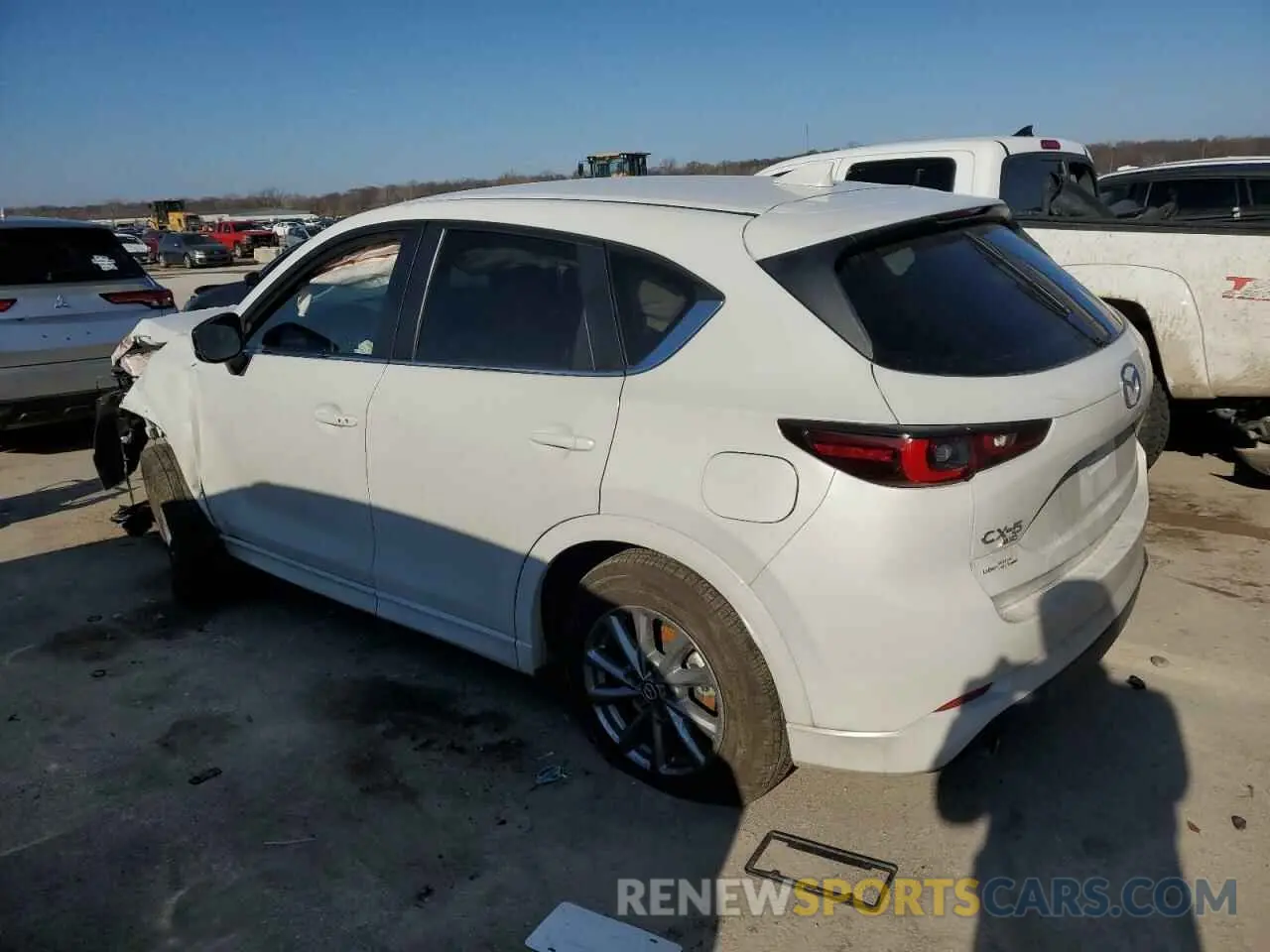 2 fotografías del automóvil dañado JM3KFBBL0R0486128 MAZDA CX-5 SELEC 2024