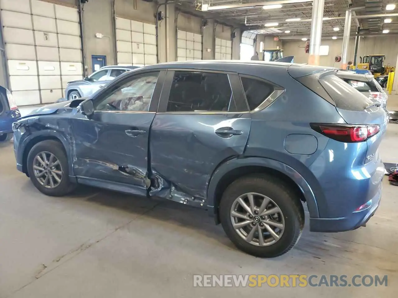 2 fotografías del automóvil dañado JM3KFBBL2R0504175 MAZDA CX-5 SELEC 2024