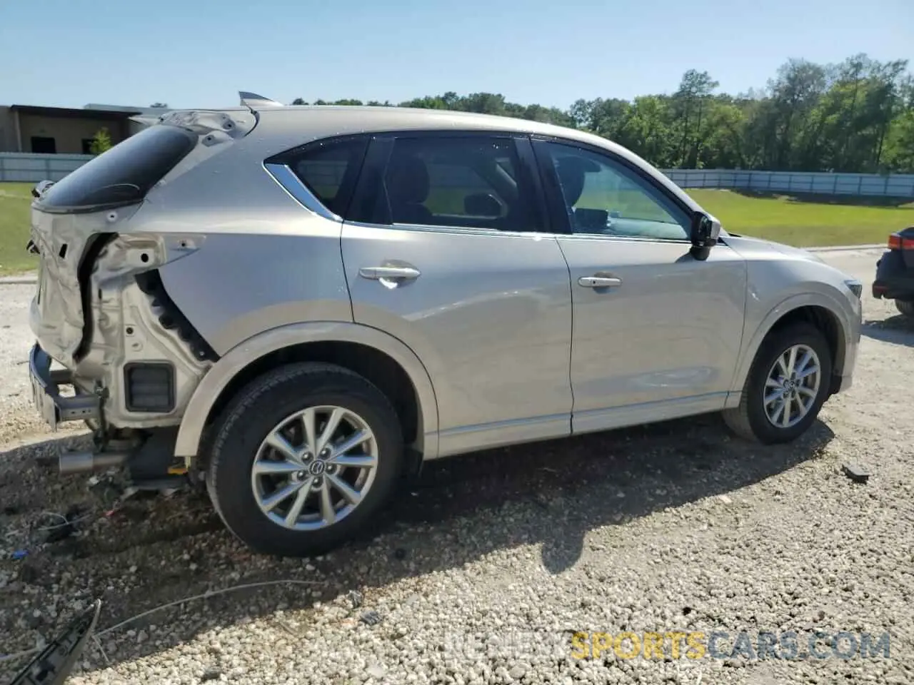 3 fotografías del automóvil dañado JM3KFBBL3R0499178 MAZDA CX-5 SELEC 2024