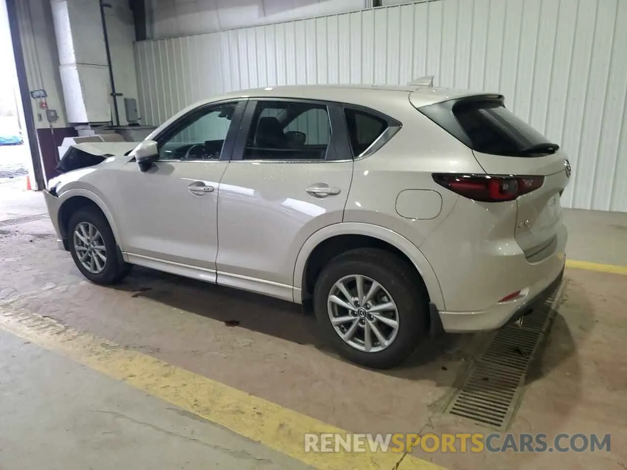 2 fotografías del automóvil dañado JM3KFBBL5R0469213 MAZDA CX-5 SELEC 2024