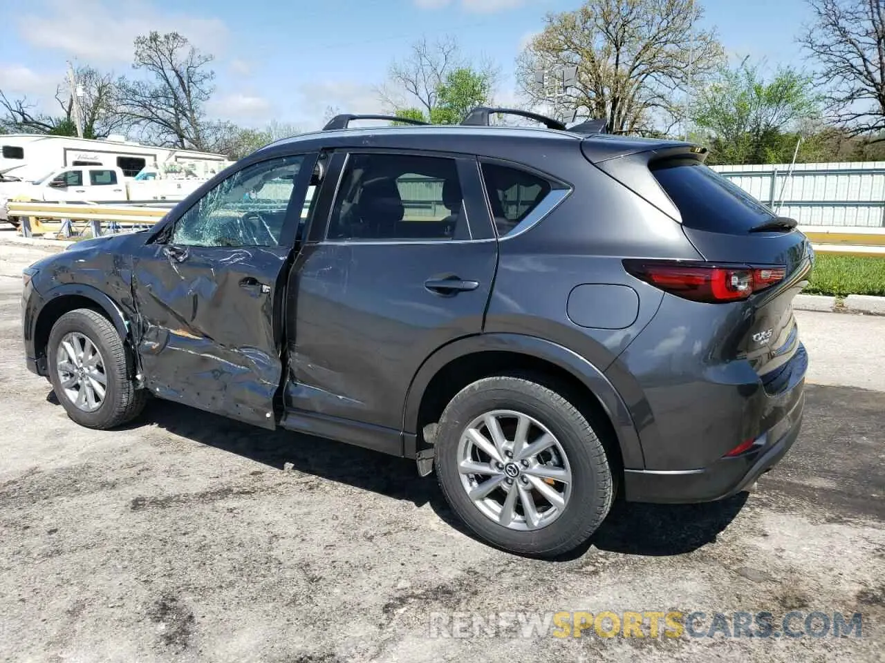 2 fotografías del automóvil dañado JM3KFBBL5R0476050 MAZDA CX-5 SELEC 2024