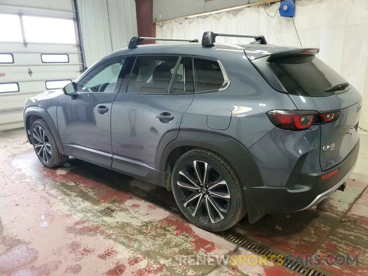 2 fotografías del automóvil dañado 7MMVABEY6PN147630 MAZDA CX-50 2023