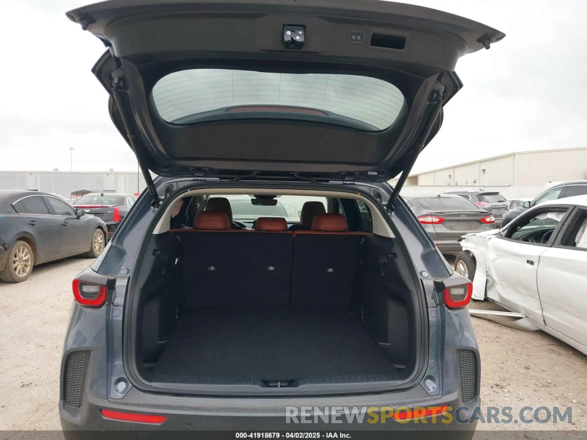18 fotografías del automóvil dañado 7MMVABEY2SN311917 MAZDA CX-50 2025