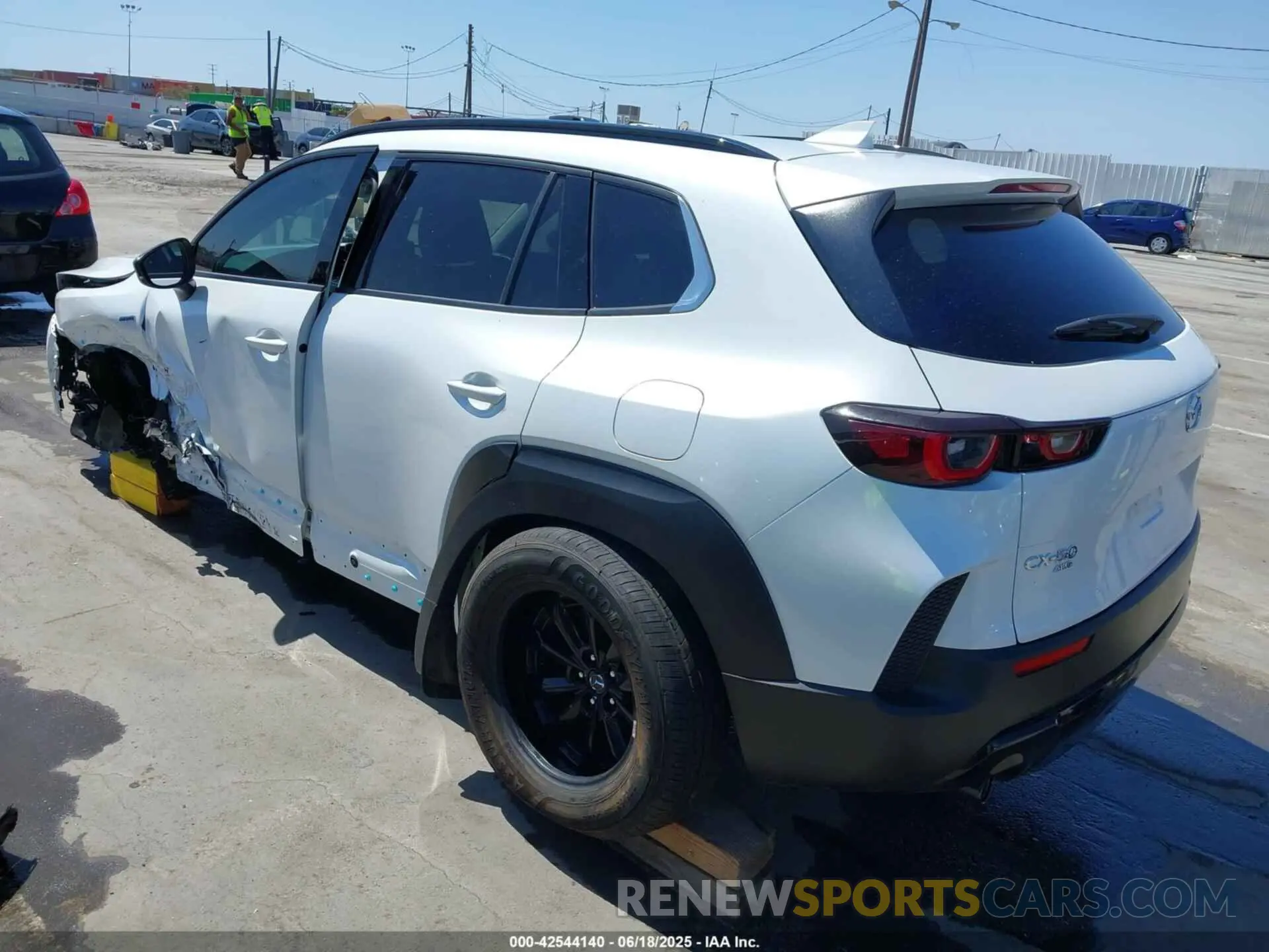 3 fotografías del automóvil dañado 7MMVAADW3SN109713 MAZDA CX-50 HYBRID 2025