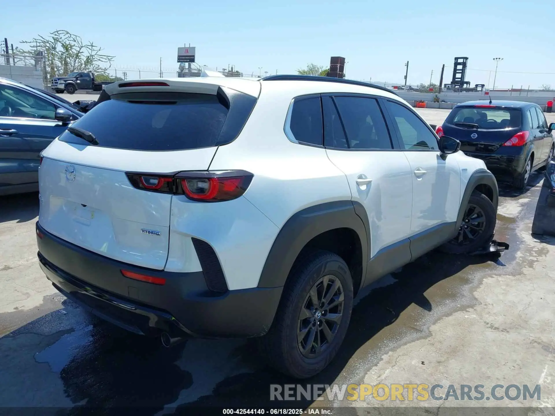 4 fotografías del automóvil dañado 7MMVAADW3SN109713 MAZDA CX-50 HYBRID 2025