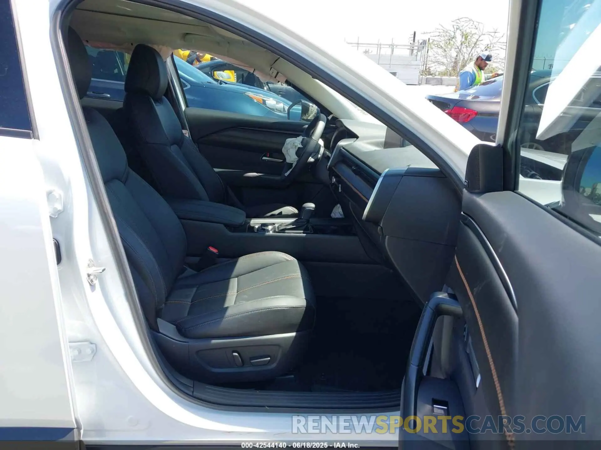 5 fotografías del automóvil dañado 7MMVAADW3SN109713 MAZDA CX-50 HYBRID 2025